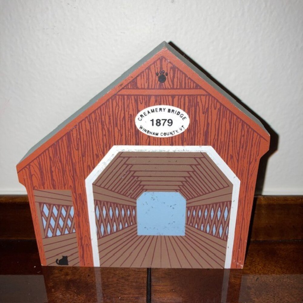 The Cat's Meow Covered Bridge Series Creamery Bridge VT 1995 Wooden Shelf Sitter